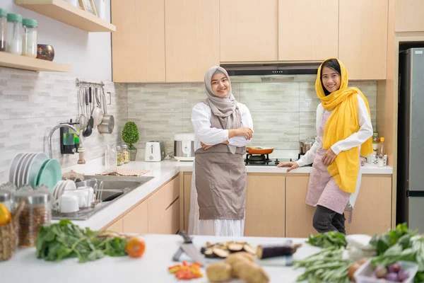 Dvě atraktivní mladá muslimka připravuje iftar večeři společně — Stock fotografie