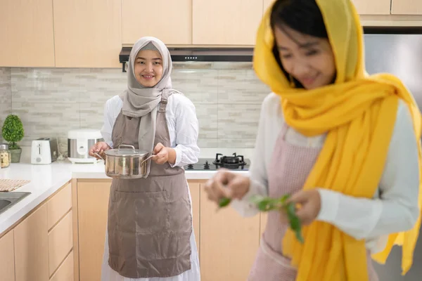 Mulher muçulmana gosta de cozinhar jantar juntos para iftar quebrar o rápido no ramadã — Fotografia de Stock
