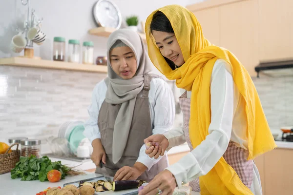 Moslim vrouw genieten koken samen voor iftar breken van de snel op ramadan — Stockfoto