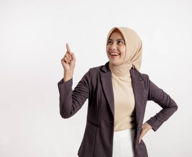 Genç iş kadını gülümsemesi fotokopi alanını işaret ediyor, ofis işi konsepti