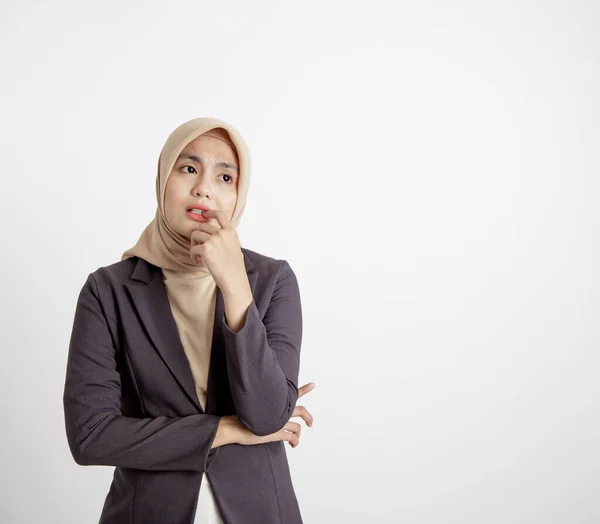 Porträt Frauen in Anzügen Hijab sehen traurig Pose Blick in die Kamera formale Arbeitskonzept — Stockfoto