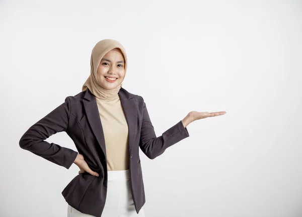 Жінка-підприємець в хіджабі посміхається показуючи простір копіювання, концепція офісної роботи — стокове фото