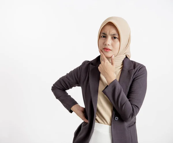Junge Geschäftsfrau lächelnd versuchen, Ausdruck Büroarbeit Konzept zu verstehen — Stockfoto