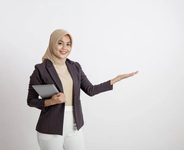 Donna imprenditrice indossa hijab sorridente con tablet tenendo mostra spazio copia, concetto di lavoro formale — Foto Stock