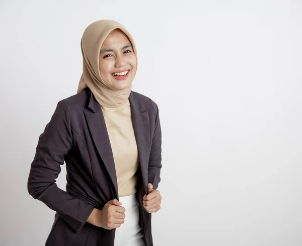 Νεαρή επιχειρηματίας χαρούμενη γυναίκα έτοιμη για εργασία, το χέρι κρατά κοστούμια γραφείο έννοια εργασίας — Φωτογραφία Αρχείου