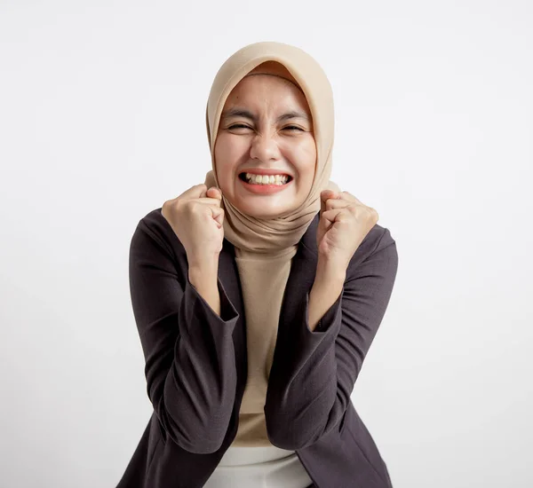 Mujer emprendedora usando hijab exasperado expresión oficina trabajo concepto —  Fotos de Stock