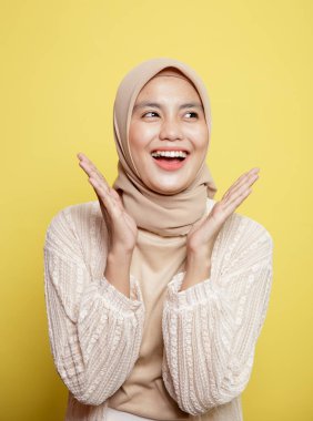 Güzel tesettürlü kadın alkışı gülümseme ifadesi çok heyecanlı.