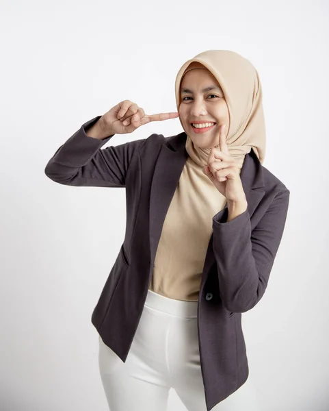 Vrouw ondernemer dragen hijab glimlach pose, kantoor werk concept — Stockfoto