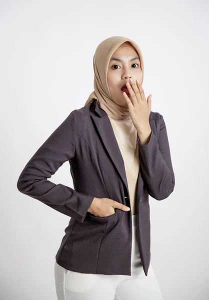 Mujer emprendedora con hijab sorprendida mirando a la cámara, concepto de trabajo de oficina —  Fotos de Stock