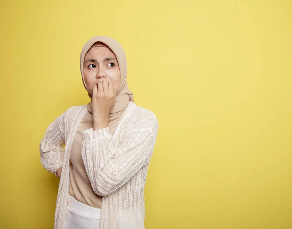 Young woman wearing hijab with an expression scared — Stock Photo, Image