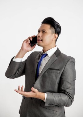 Portre genç girişimci telefon ofisi iş konsepti ile çağrı