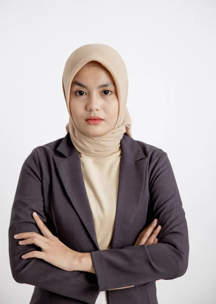 Empresária mulher vestindo hijab pronto para trabalhar com braços cruzados, conceito de trabalho de escritório — Fotografia de Stock