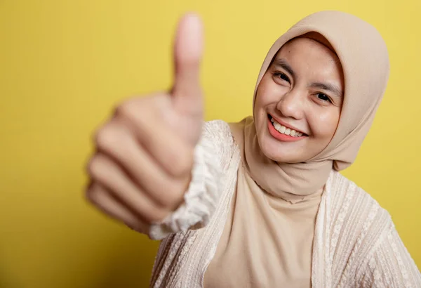 Jeunes femmes hijab heureux et montrer le pouce vers le haut — Photo