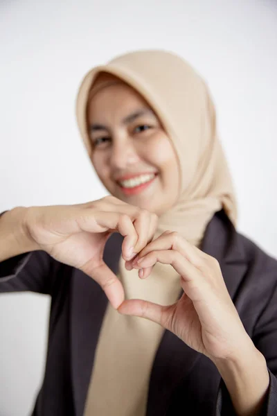 Close-up hand vrouw ondernemer dragen hijab liefde teken hand pose, kantoor werk concept — Stockfoto