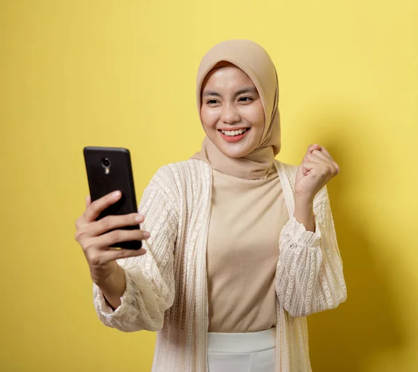 Donna hijab con un'espressione telefonica di videochiamata — Foto Stock