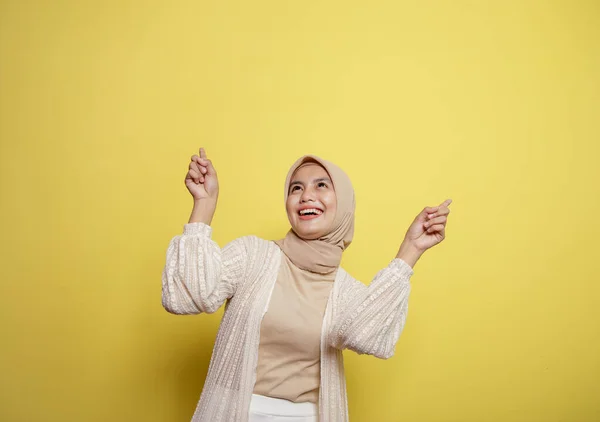 Belle donne hijab sorriso espressione felice hanno qualcosa di buona idea che punta spazio vuoto — Foto Stock