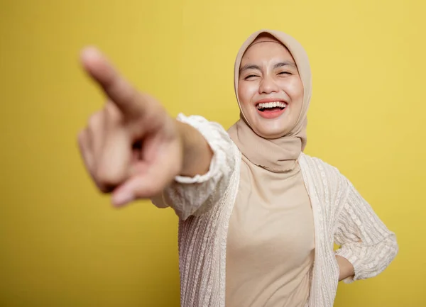 La expresión sonriente de una hermosa mujer que lleva hijab señala a alguien —  Fotos de Stock