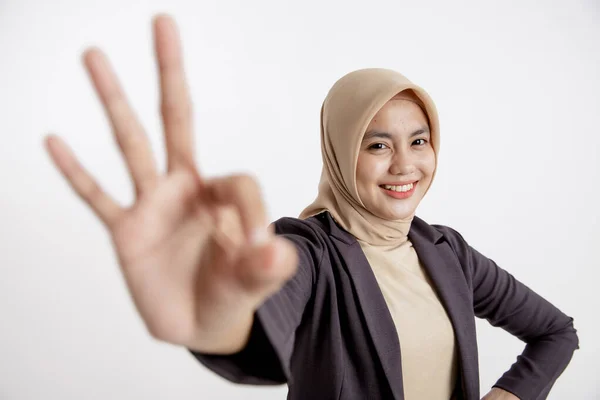 Woman entrepreneur wearing hijab OK sign hand pose, office work concept — Stock Photo, Image