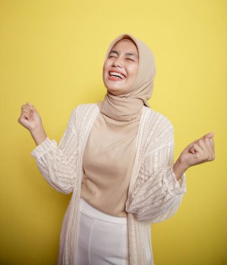 Güzel tesettürlü kadınlar gülümser. Çok heyecanlı.