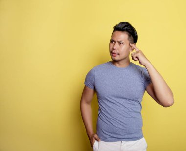 Yakışıklı adam gülümse. Kafasını tutarak bir şeyler düşün.