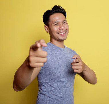 Sıradan bir genç adam kamerayı çok mutlu gösteriyor.