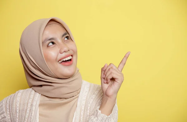 Zblízka krásné hidžáb ženy úsměv výraz šťastný mají něco dobrého nápad ukazující prázdný prostor — Stock fotografie