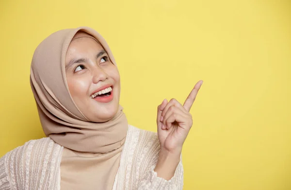 Menutup hijab indah ekspresi senyum perempuan bahagia memiliki sesuatu ide yang baik menunjuk ruang kosong — Stok Foto