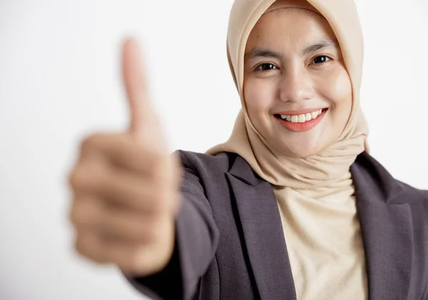 Close up mulheres vestindo ternos hijab bom sinal mão pose, conceito formal de trabalho — Fotografia de Stock