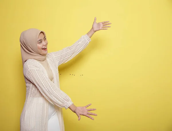 Fiatal hidzsáb nők boldog és mutassa másolás tér — Stock Fotó