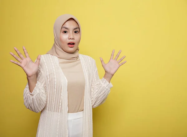 Hijab donne con espressione scioccata presso la fotocamera — Foto Stock