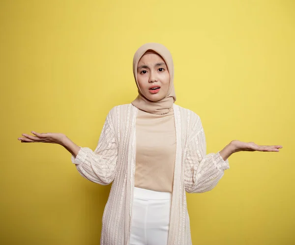 Asiatische Hijab-Frauen reden fragend mit offener Hand — Stockfoto