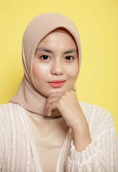 Perempuan menutup mengenakan jilbab tersenyum sambil memegang rahangnya menatap kamera — Stok Foto