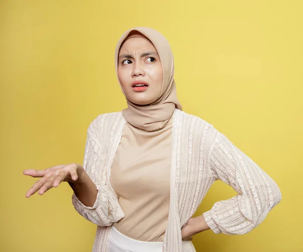 Asian hijab women confuse expression — Stock Photo, Image