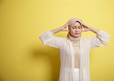 Kafasını tutan bir şey düşünen başı dönen bir kadın.