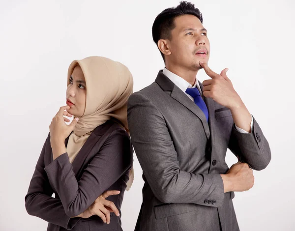 Dos parejas jóvenes pensamiento empresarial —  Fotos de Stock