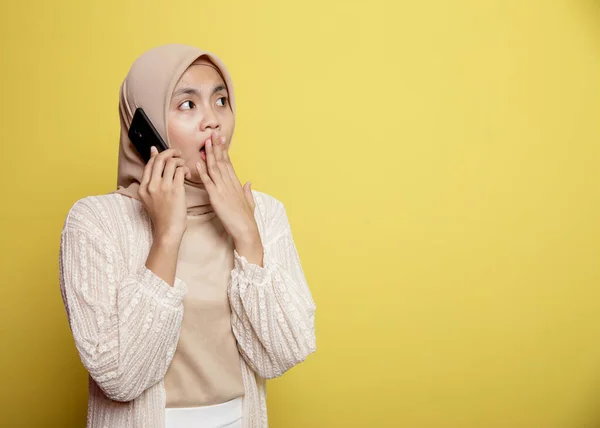 Donna hijab con un telefono chiamante espressione scioccata — Foto Stock