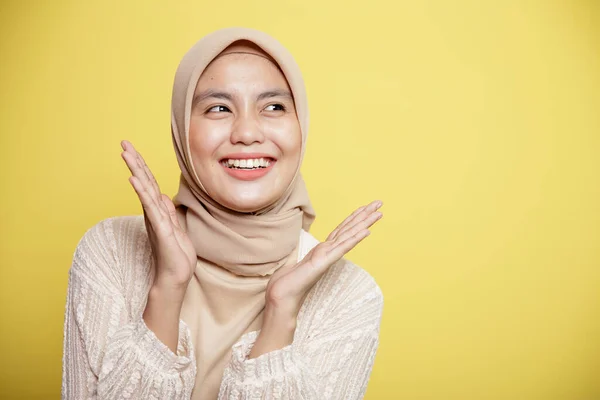 Közeli gyönyörű hidzsáb női taps mosoly kifejezés nagyon izgatott — Stock Fotó