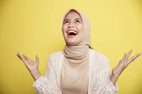 Belles femmes hijab sourire expression très excité — Photo