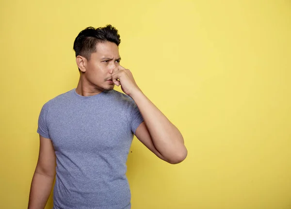 Jeden mladý muž čichající pach drží nos výraz — Stock fotografie