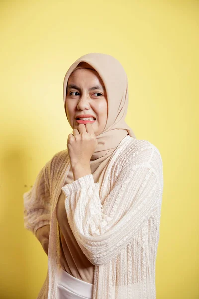 Mujer joven usando hijab con una expresión disgustada — Foto de Stock