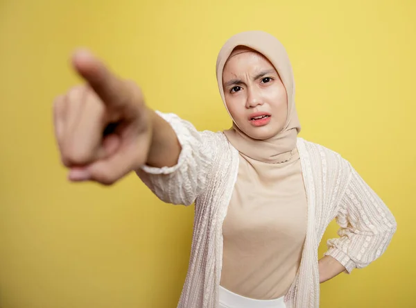 A expressão embaraçosa de uma mulher bonita usando hijab aponta para alguém — Fotografia de Stock