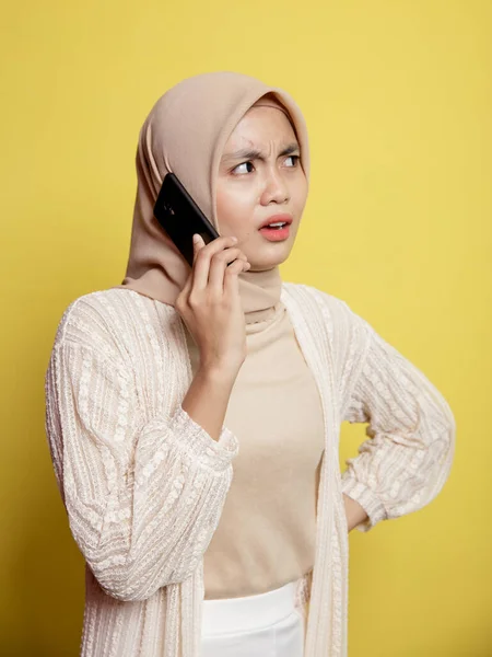 Mujer hijab con una expresión de teléfono que llama —  Fotos de Stock