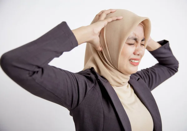 Zbliżenie kobieta przedsiębiorca noszenie hidżab zmęczony dziś gospodarstwa głowy zawroty głowy biurowe pracy koncepcja — Zdjęcie stockowe
