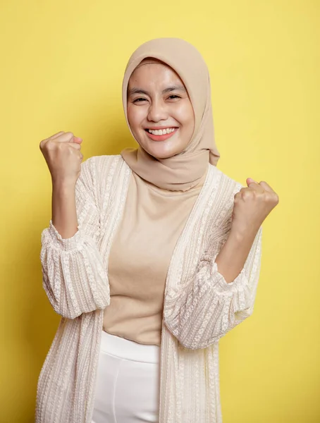 Hermosa mujer hijab sonrisa expresión muy emocionado mirando a la cámara — Foto de Stock