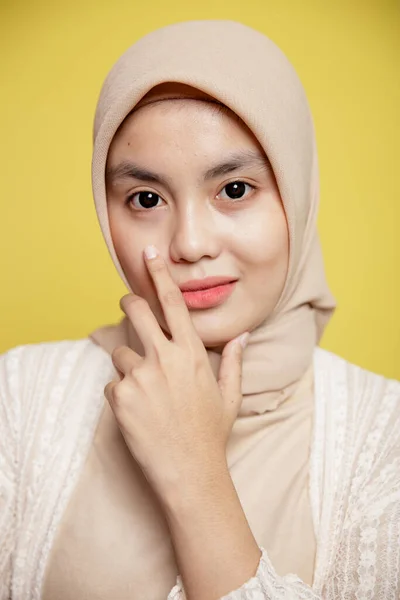 Mujer de cerca vistiendo hijab sonriendo mientras posan sosteniendo su mandíbula mirando a la cámara — Foto de Stock