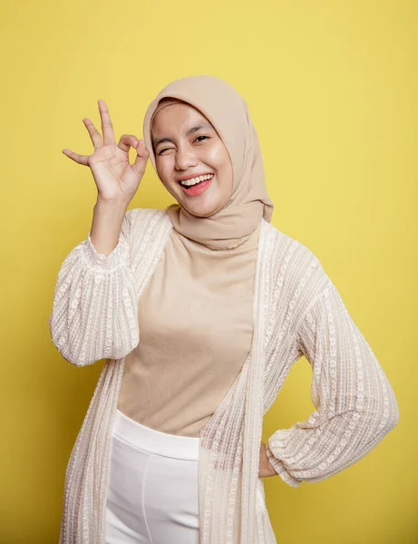 Menutup perempuan hijab muda bahagia dan menunjukkan tanda OK — Stok Foto