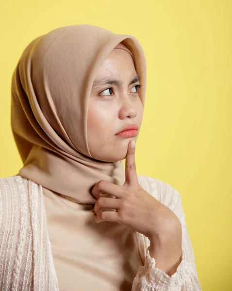 Close up mulher hijab com uma expressão feliz pensando algo — Fotografia de Stock
