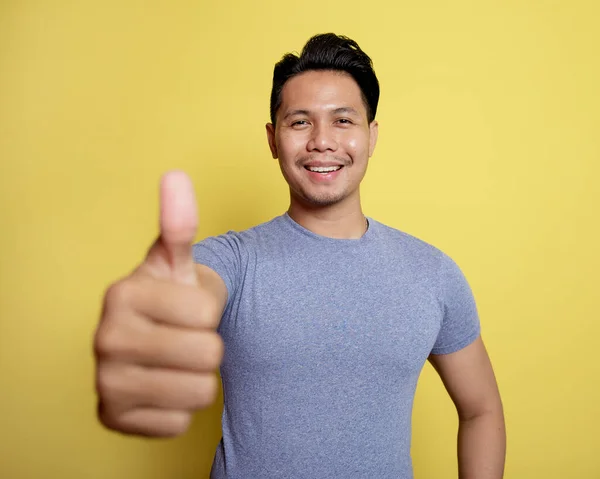 Pohledný muž úsměv výraz dát znamení palce — Stock fotografie