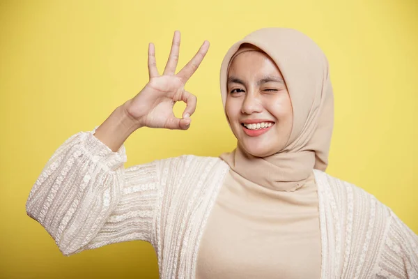 Cerrar hasta jóvenes mujeres hijab feliz y mostrar el signo OK —  Fotos de Stock
