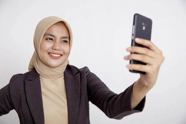 Mujeres que usan trajes hijab selfie con el teléfono, concepto de trabajo formal —  Fotos de Stock